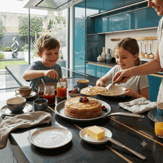 Gezin geniet van pannenkoeken uit de DotShield pannenkoekenpan