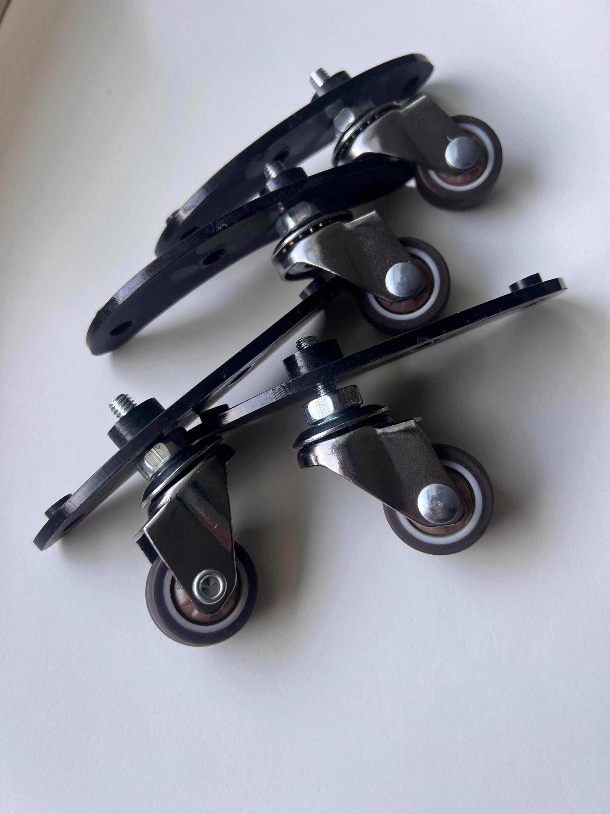 Mobiele wieltjeset met montageplaat voor iZi-Clean Turbo Twin Mop, duurzame zwenkwieltjes voor soepel verplaatsen op alle vloertypes.